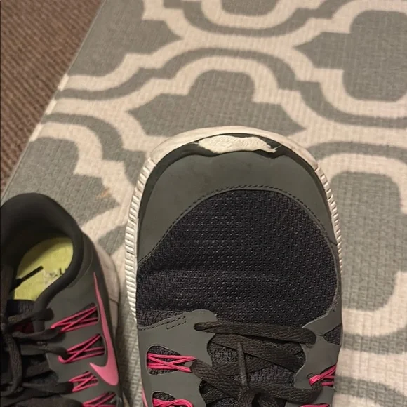 Nike Women's Black and Pink Running Shoes - Picture 9 of 9